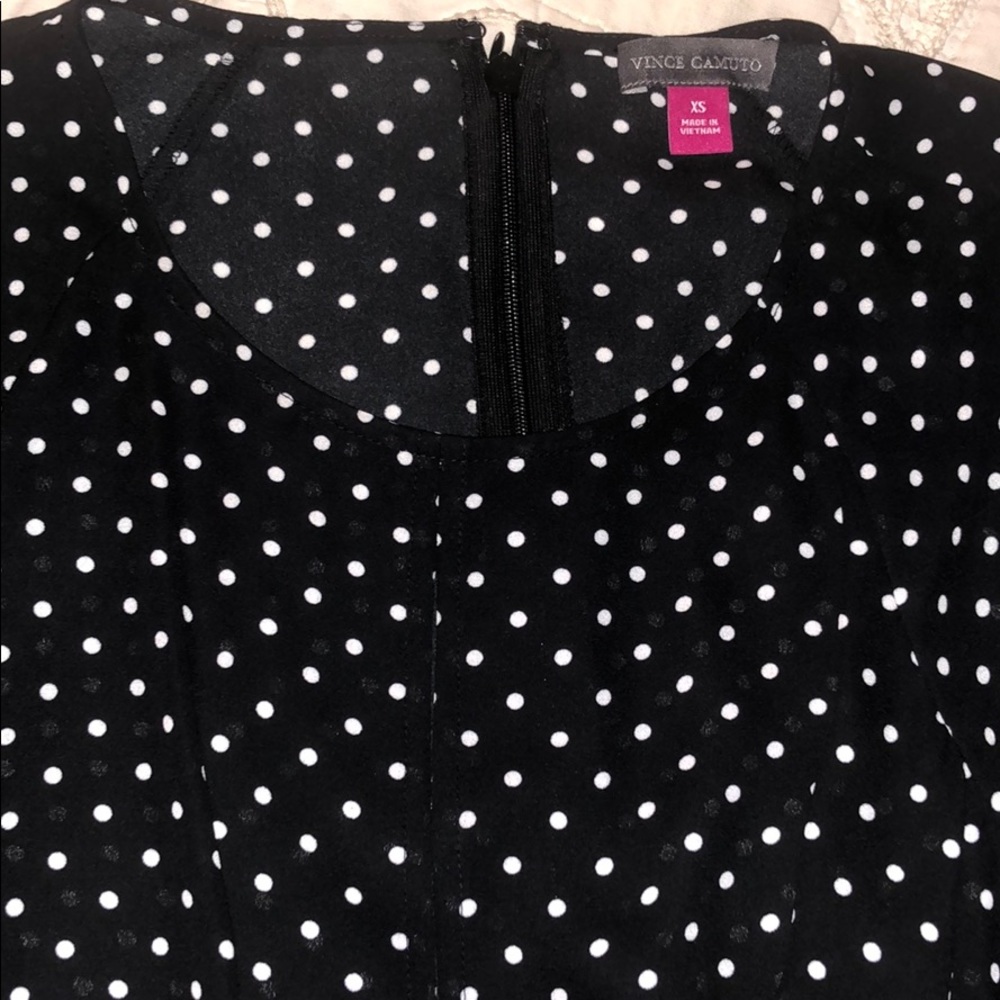 VINCE CAMUTO Tie-Front Keyhole Top Black/White Dot - Picture 7 of 8